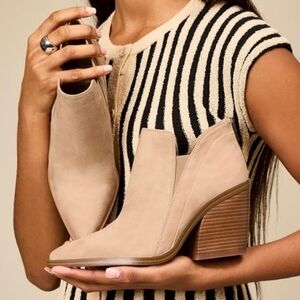 Vince Camuto Gradina Stacked Heel Ankle Bootie Size 8 Beige Suede Pointed Toe